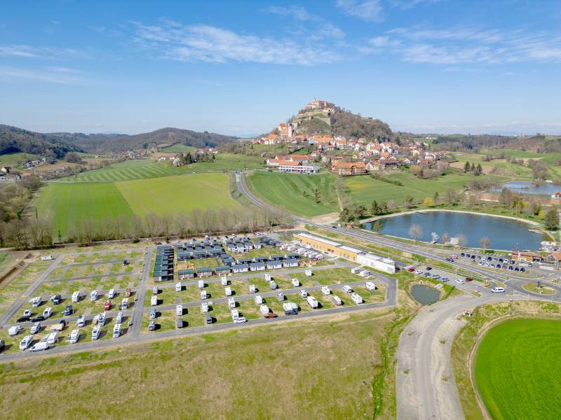 Camping Resort Riegersburg mit Seebad und Riegersburg im Hintergrund